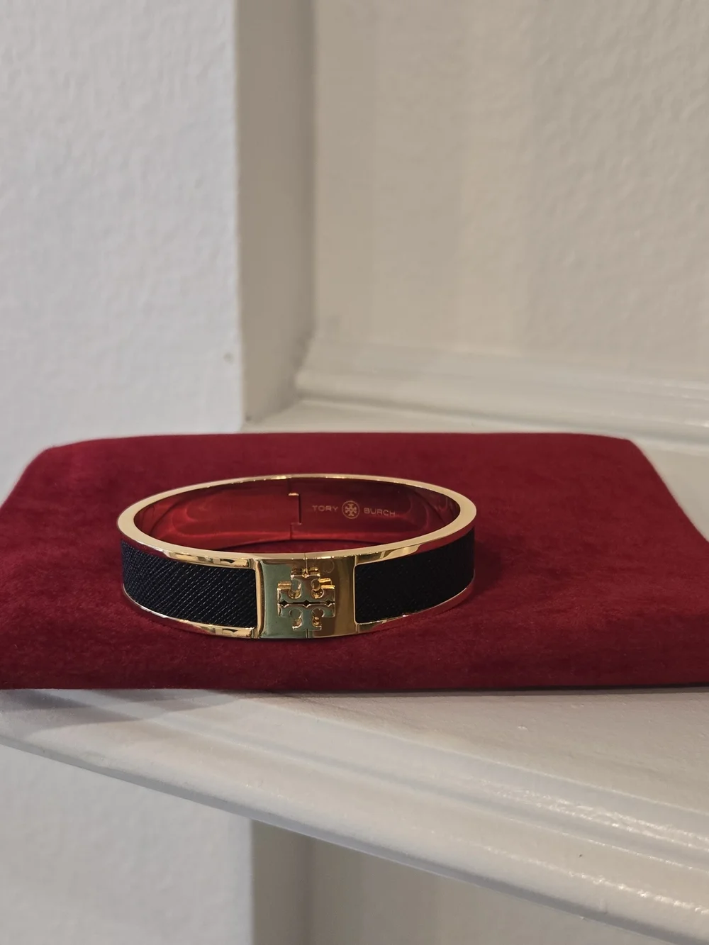 Brand New Black Tory Burch Kira Enamel Medium Hinged Bangle Bracelet with logo